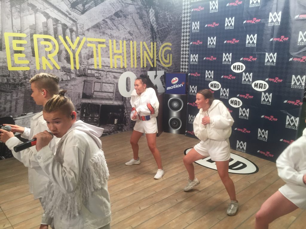 Οι Marcus & Martinus με χορεύτριες στα studios του MAD TV.