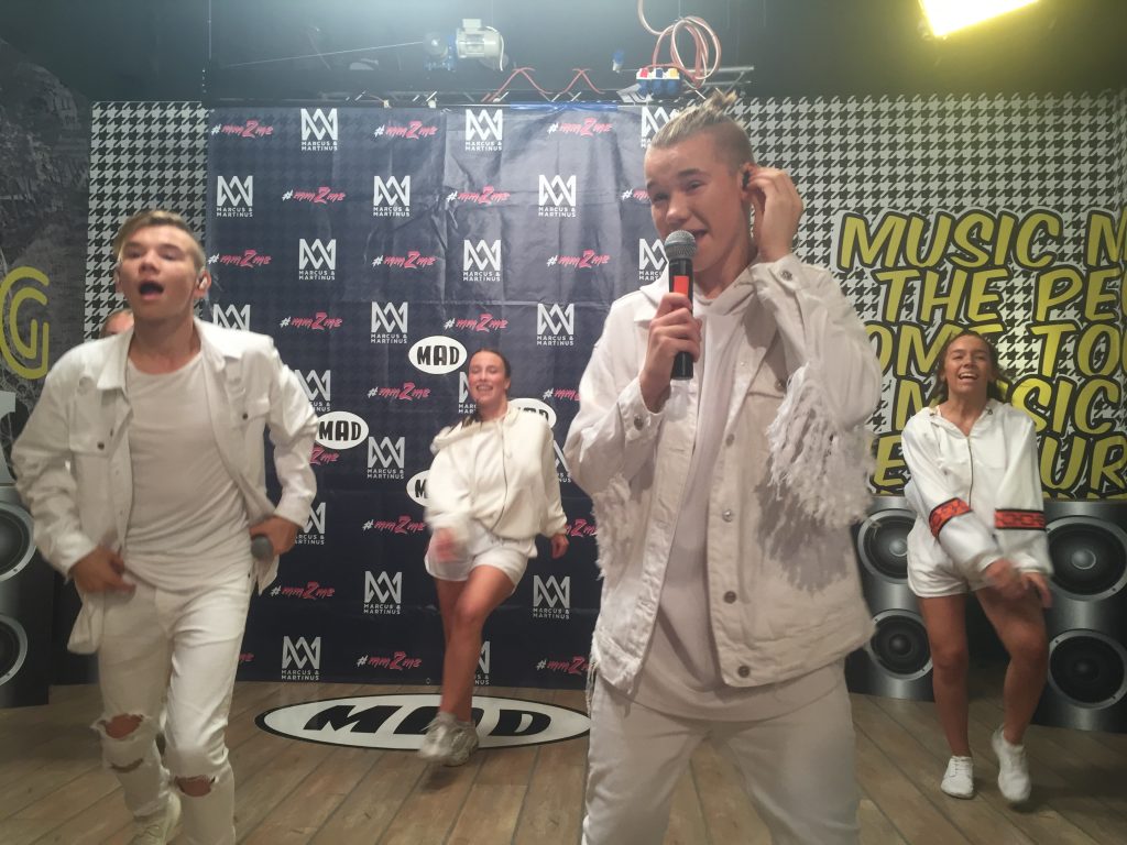 Οι Marcus & Martinus τραγουδούν στα studios του MAD TV.