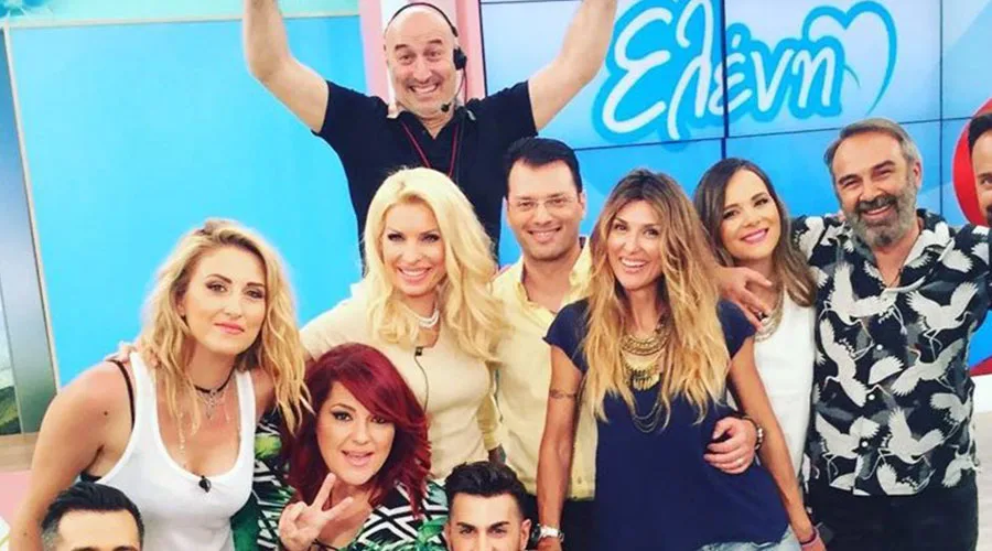 Η Ελένη Μενεγάκη με τους συνεργάτες της, Κατερίνα Ζαρίφη και Γρηγόρη Γκουντάρα, σε τηλεοπτικό πλατό.