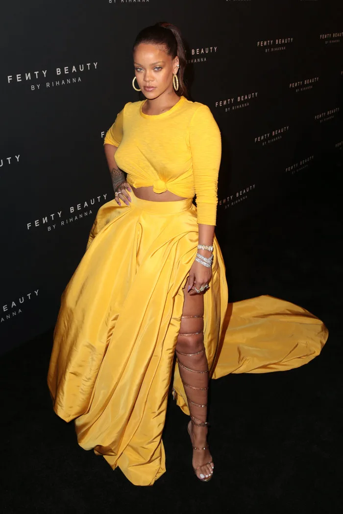 Η Rihanna με κίτρινο σύνολο στην παρουσίαση της Fenty Beauty.