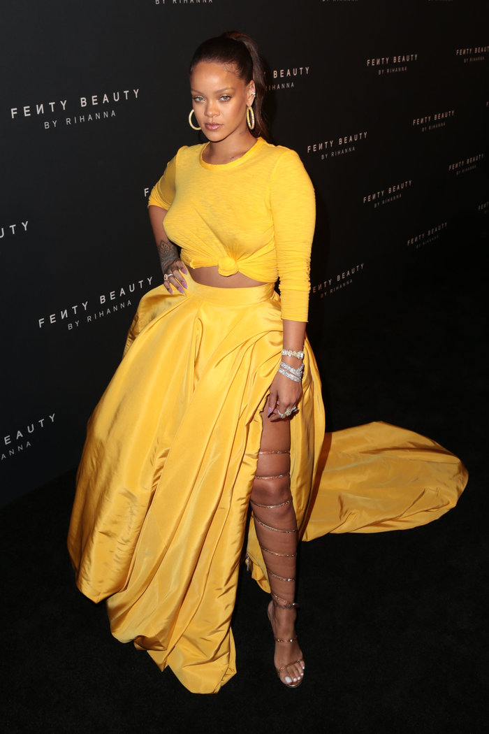 Η Rihanna με κίτρινο σύνολο στην παρουσίαση της Fenty Beauty.