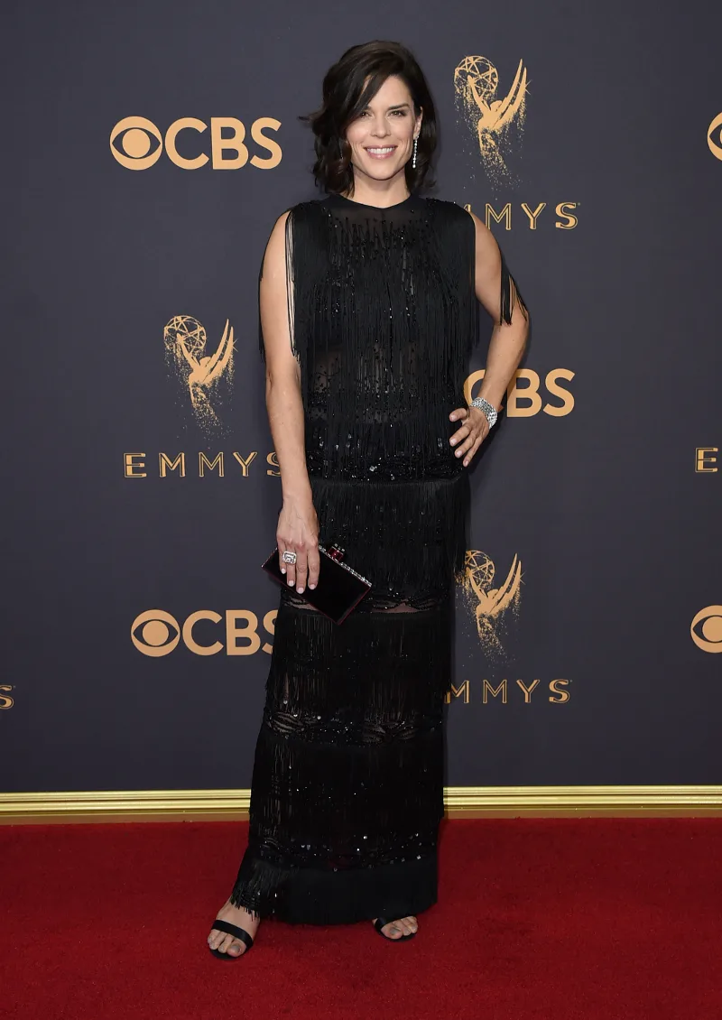 Η Νιβ Κάμπελ με μαύρο φόρεμα Celia Kritharioti στα βραβεία Emmy.
