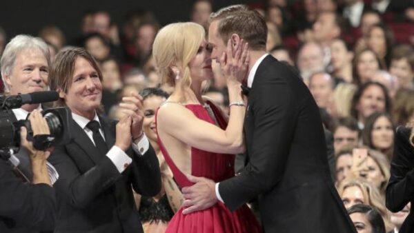 Η Nicole Kidman εξηγεί για ποιο λόγο φίλησε τον Alexander Skarsgård μπροστά στο σύζυγό της