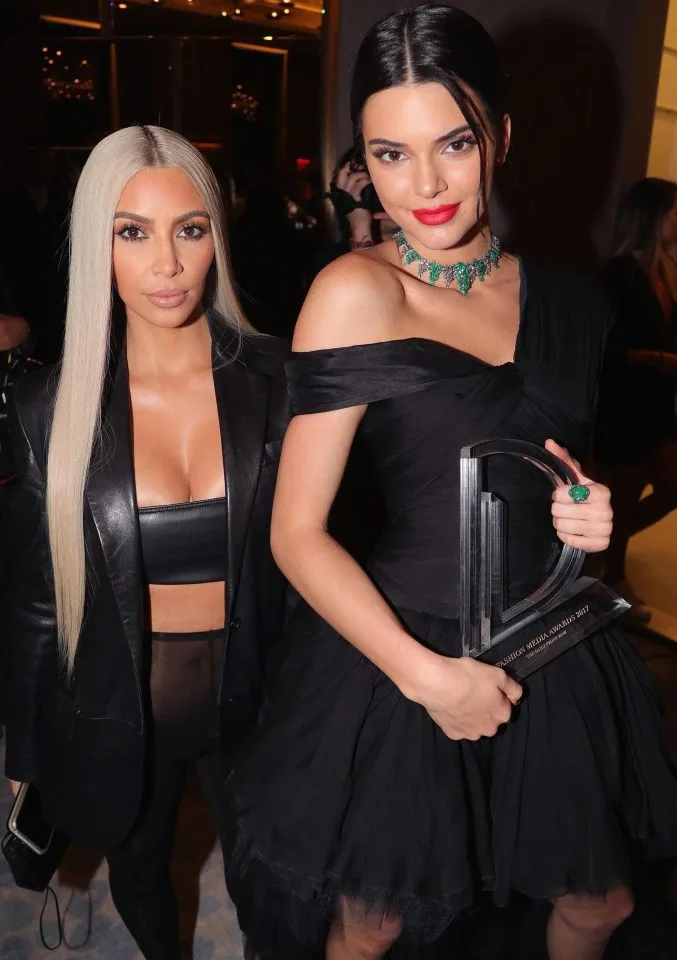 Η Kim Kardashian και η Kendall Jenner σε εκδήλωση βραβείων.