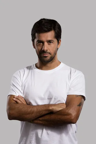 Άνδρας με λευκό t-shirt και σταυρωμένα χέρια