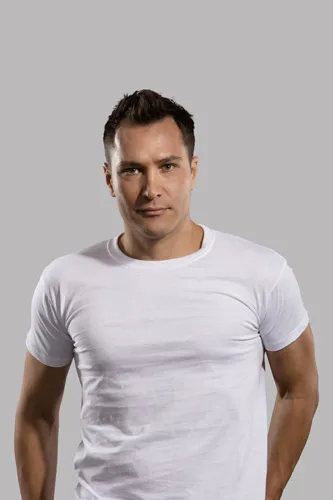 Άνδρας με λευκό t-shirt σε γκρίζο φόντο