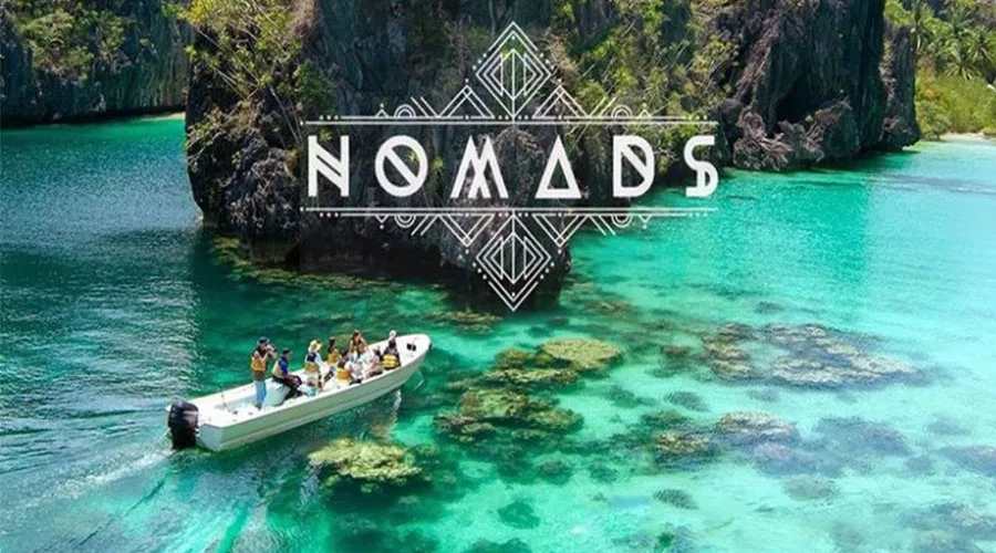 Το λογότυπο Nomads πάνω από μια βάρκα με επιβάτες σε τροπικά νερά.