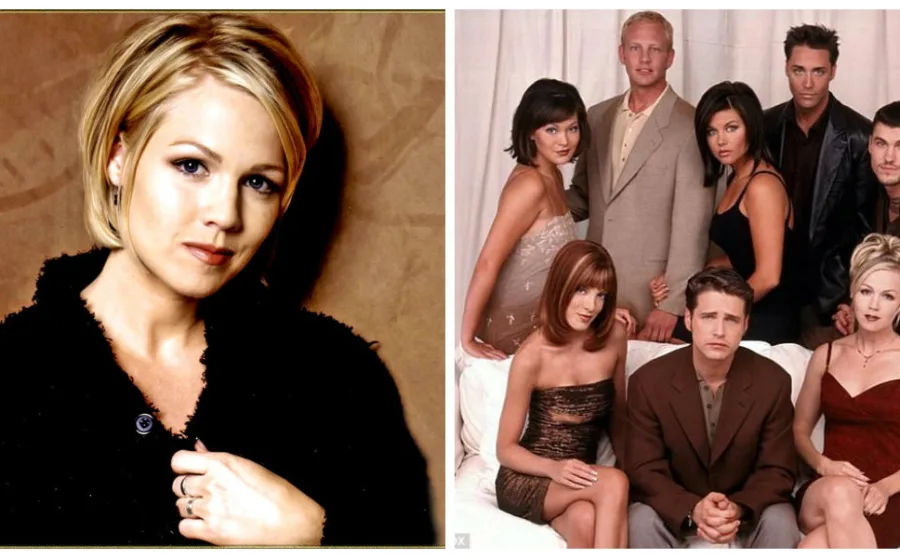 Η Jennie Garth ως Kelly Taylor και το καστ της σειράς Beverly Hills 90210.