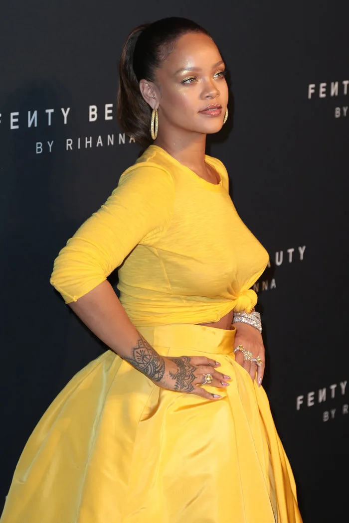 Η Rihanna με κίτρινο σύνολο στην παρουσίαση της Fenty Beauty.