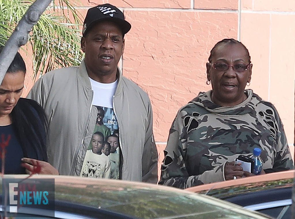Ο Jay-Z και η μητέρα του Gloria Carter σε εξωτερικό χώρο.