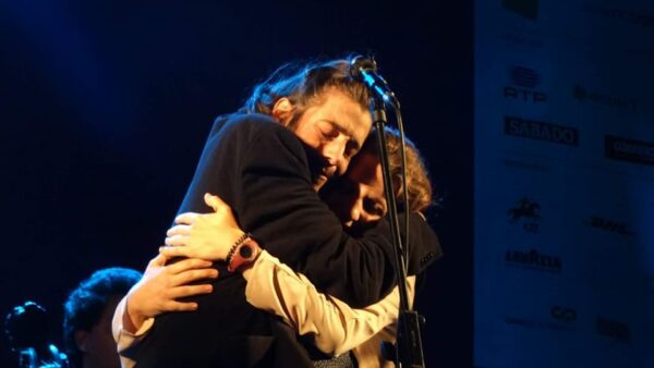 «Λύγισε» στη σκηνή ο Salvador Sobral – Η εμφάνισή του ενώ περιμένει μόσχευμα καρδιάς