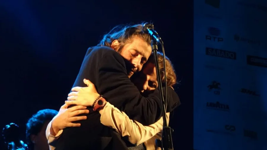 Ο Salvador Sobral αγκαλιάζει μια γυναίκα στη σκηνή.