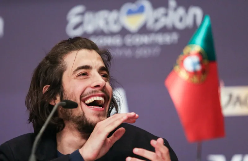 Ο Salvador Sobral γελάει σε συνέντευξη τύπου της Eurovision.