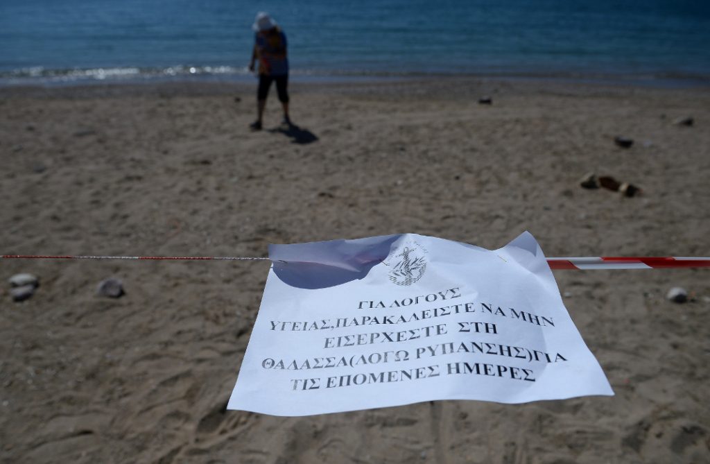 Προειδοποιητική πινακίδα σε παραλία για τη ρύπανση της θάλασσας.