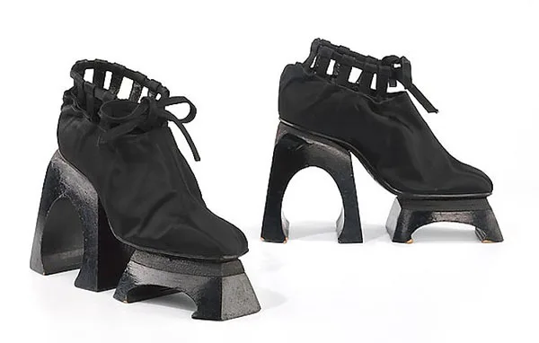 Περίεργο παπούτσι Balenciaga σχεδιασμένο από τον Steven Arpad το 1939, από τη συλλογή του Metropolitan Museum.