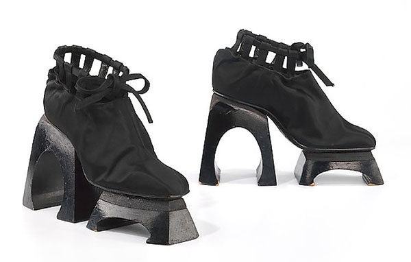 Περίεργο παπούτσι Balenciaga σχεδιασμένο από τον Steven Arpad το 1939, από τη συλλογή του Metropolitan Museum.