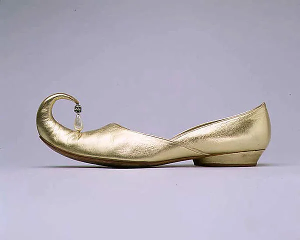 Περίεργα παπούτσια του σχεδιαστή Emilio Pucci από το 1964, μέρος της συλλογής του Metropolitan Museum.