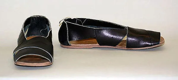Περίεργα παπούτσια Comme des Garçons από τα τέλη της δεκαετίας του 1980, έκθεμα στο Μητροπολιτικό Μουσείο Τέχνης.