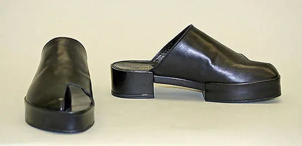 Περίεργα παπούτσια Issey Miyake από το 1994 στην έκθεση του Metropolitan Museum.