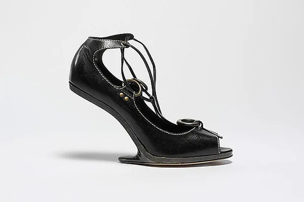 Περίεργα παπούτσια Manolo Blahnik από το 2006, μέρος της συλλογής του Metropolitan Museum.