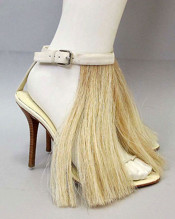Περίεργα παπούτσια Helmut Lang (2004) από την έκθεση του Metropolitan Museum.