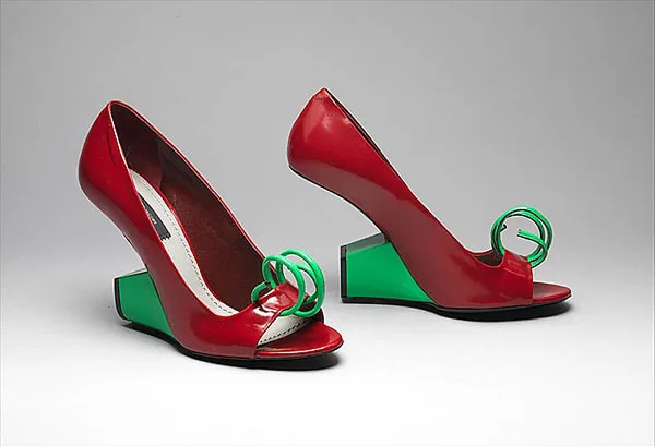 Περίεργα παπούτσια Marc Jacobs από την έκθεση του Metropolitan Museum (2008).