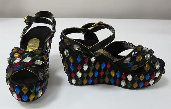 Περίεργα παπούτσια Roger Vivier από το 1939, μέρος της έκθεσης του Metropolitan Museum.