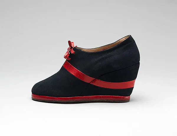 Πολύχρωμα παπούτσια πλατφόρμες Salvatore Ferragamo από το 1938, έκθεμα στο Metropolitan Museum.