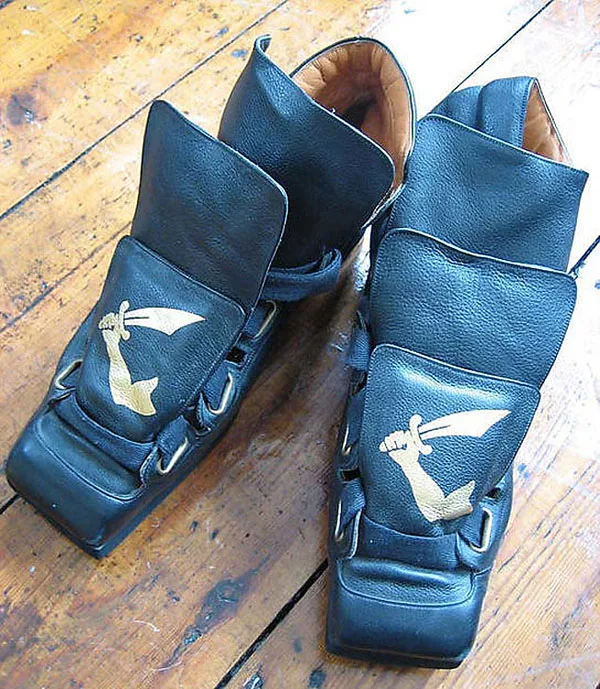 Περίεργα παπούτσια της Vivienne Westwood από το 1981, όπως εκτίθενται στο Metropolitan Museum.