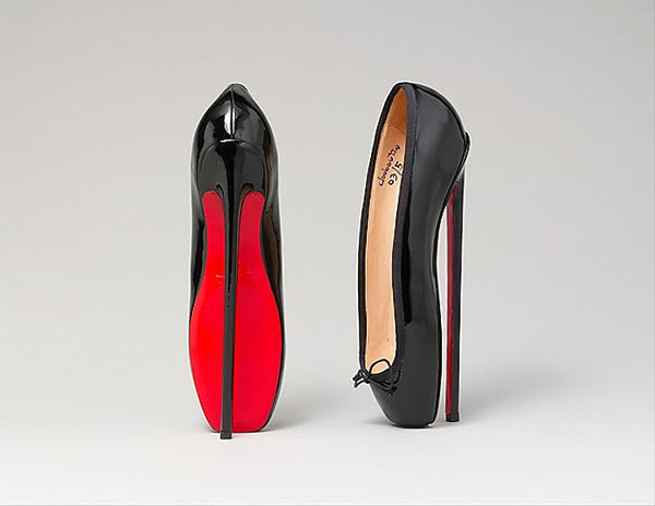 Περίεργα παπούτσια σχεδιασμένα από τον Christian Louboutin το 2007 για έκθεση στο Metropolitan Museum.
