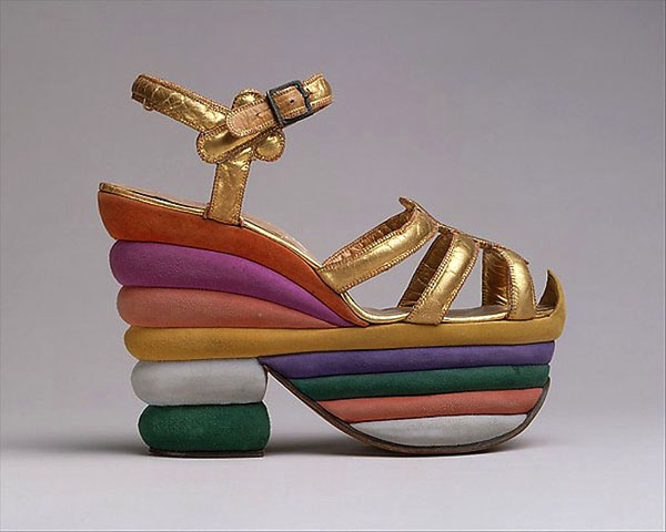 Πολύχρωμα παπούτσια πλατφόρμες Salvatore Ferragamo του 1938 από το Μητροπολιτικό Μουσείο Τέχνης.