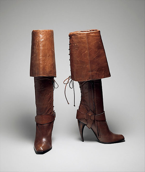 Περίεργα παπούτσια του σχεδιαστή Alexander McQueen από το 2003, στο Μητροπολιτικό Μουσείο Τέχνης.