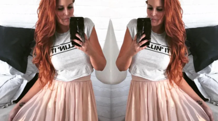 Η Σίσσυ Χρηστίδου σε mirror selfie με γκρι t-shirt και ροζ φούστα.