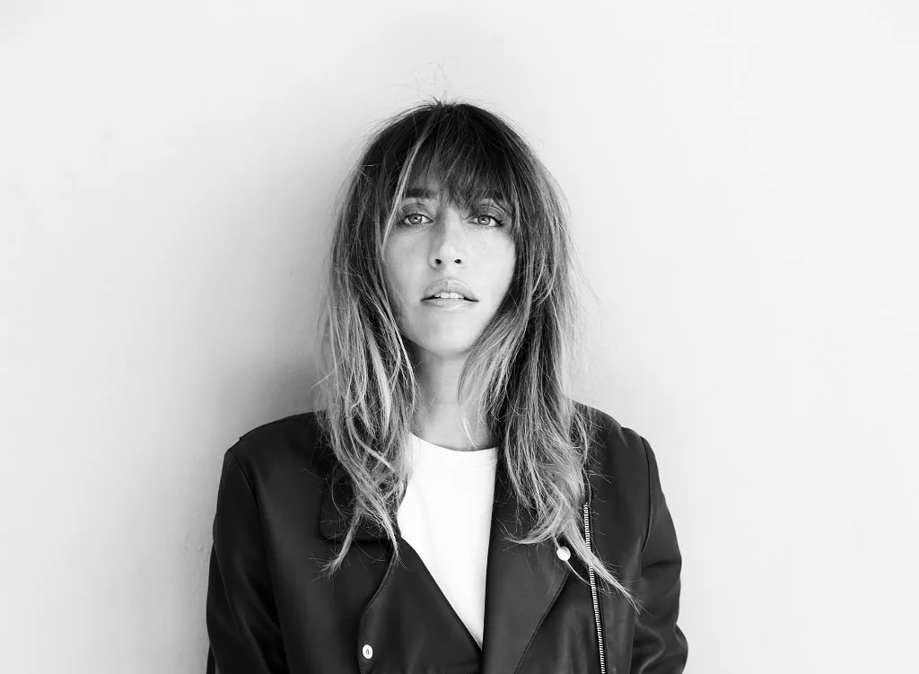 Η DJ Isabela Clerc σε ασπρόμαυρο πορτρέτο.