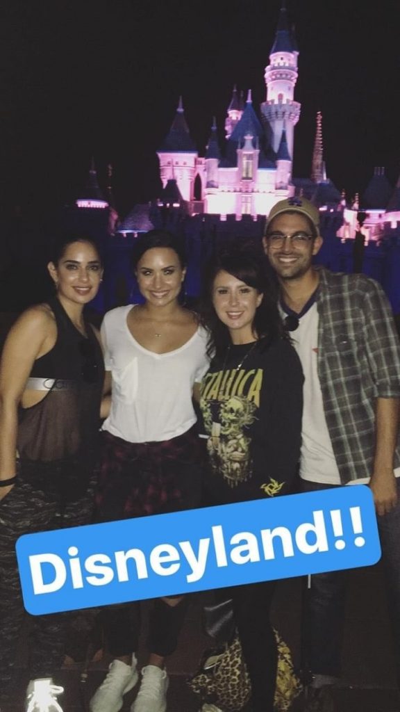 Η Demi Lovato με παρέα στη Disneyland.
