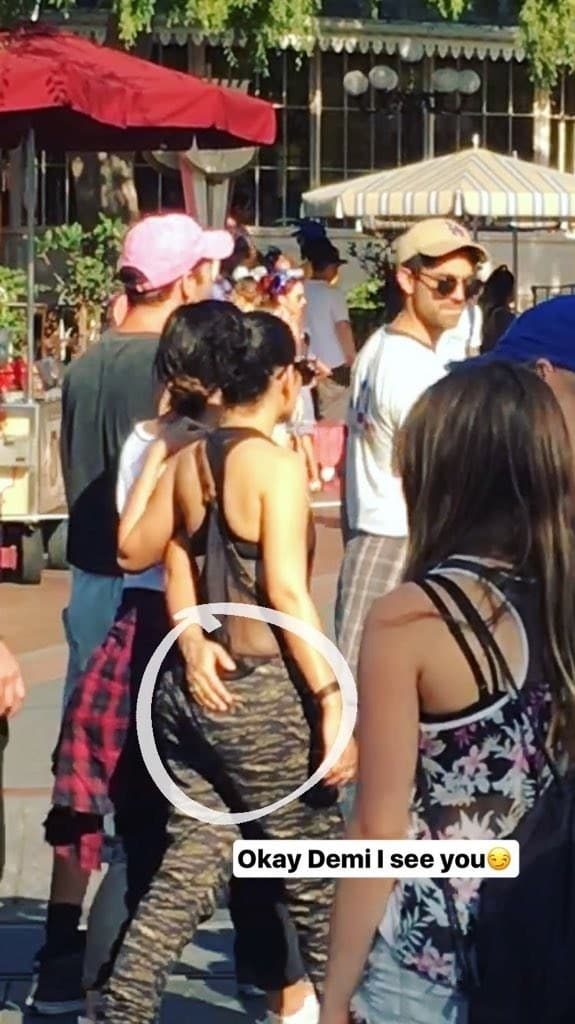 Η Demi Lovato περπατάει σε εξωτερικό χώρο με φίλη της.