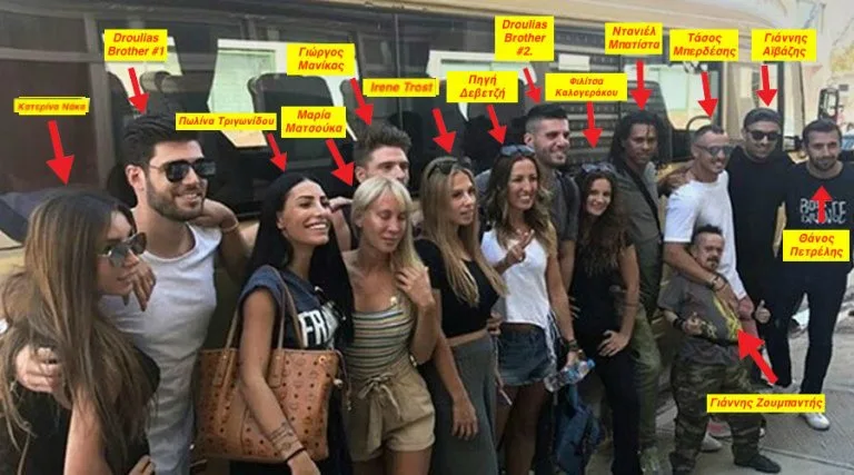 Ο Γιώργος Μανίκας και οι υπόλοιποι παίκτες της ομάδας των Διασήμων του Survival μπροστά από ένα λεωφορείο.