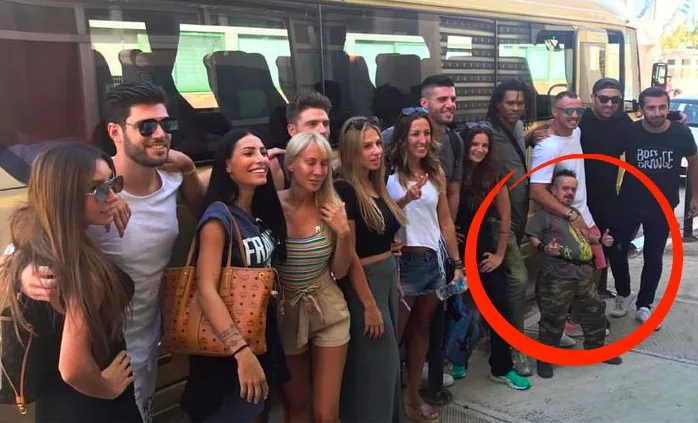 Ο Γιάννης Ζουμπαντής με την ομάδα των Διασήμων του Survival Secret μπροστά από ένα λεωφορείο.