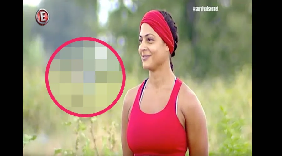 Παίκτρια του Survival Secret με κόκκινο αθλητικό μπουστάκι και κορδέλα.