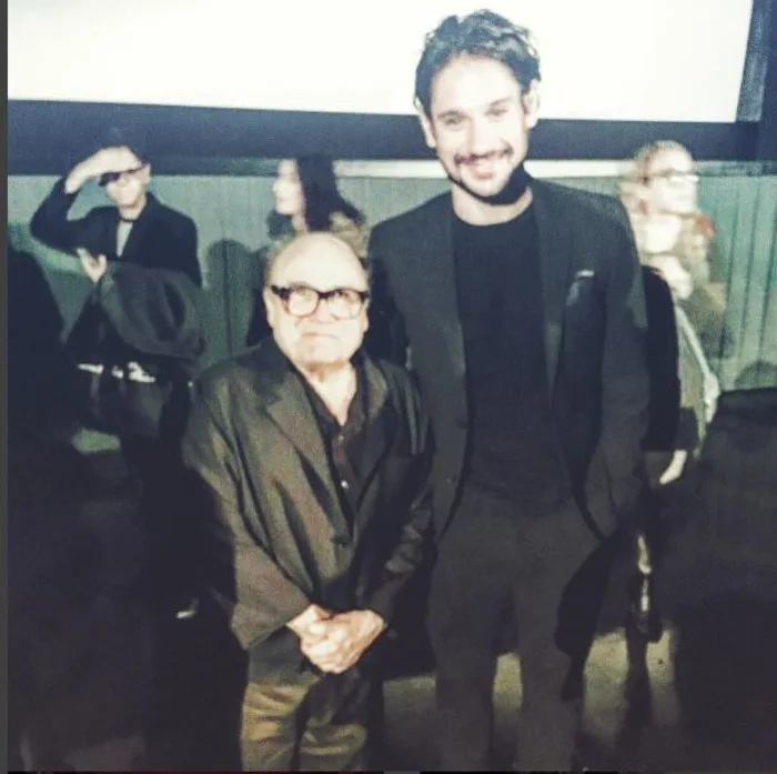 Ο Πάνος Βλάχος δίπλα στον Danny DeVito.