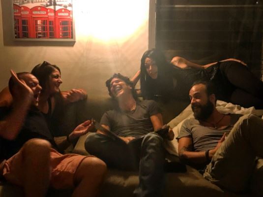 Ιωάννα Τριανταφυλλίδου, Πάνος Βλάχος, Πάνος Μουζουράκης και Χριστόφορος Παπακαλιάτης σε καναπέ.