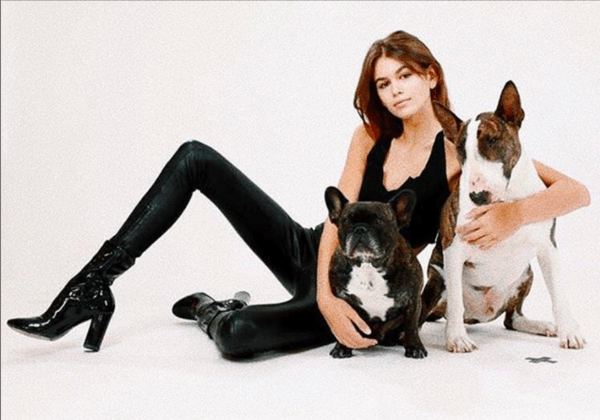 Δείτε την Kaia Gerber ταλαιπωρημένη και άβαφη μετά την εμφάνισή της στην πασαρέλα