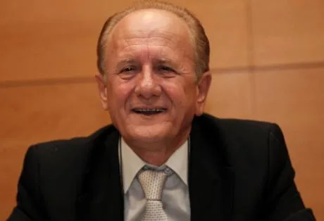 Άνδρας με κοστούμι και γραβάτα