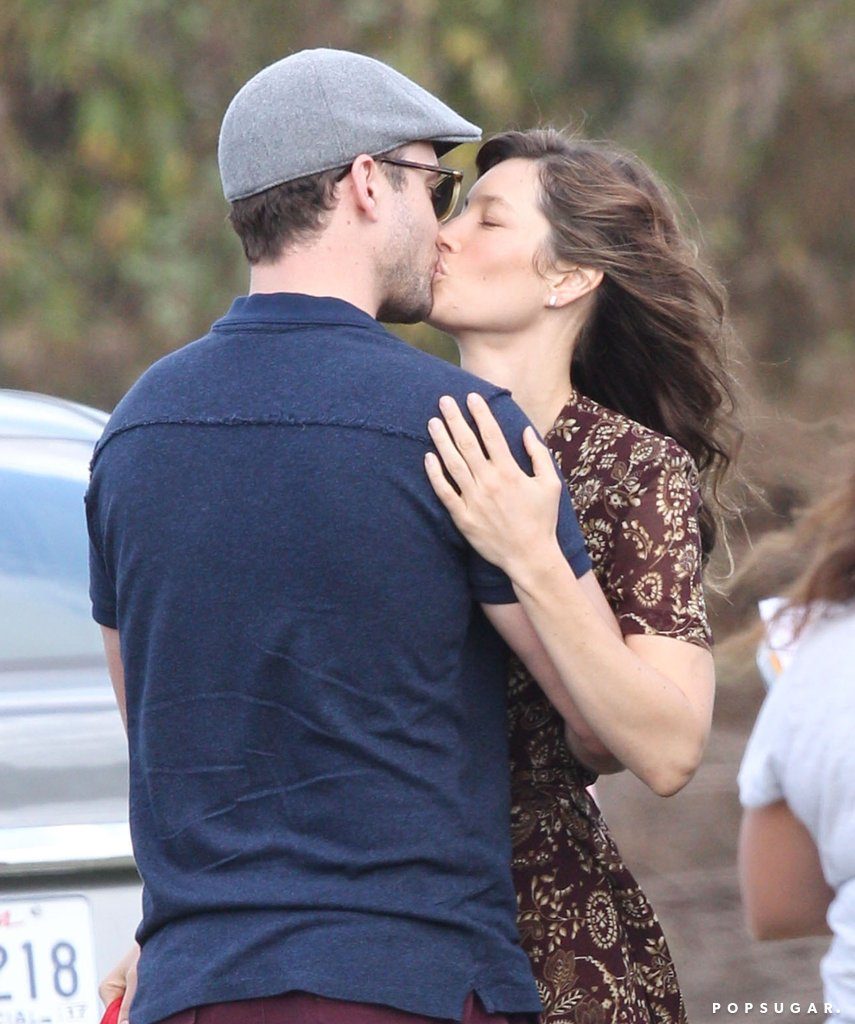 Ο Justin Timberlake και η Jessica Biel ανταλλάσσουν ένα φιλί σε εξωτερικό χώρο.
