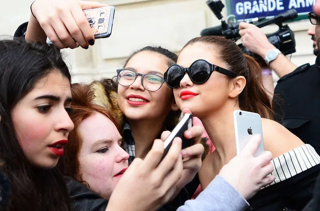 Η Selena Gomez βγάζει σέλφι με θαυμάστριες.