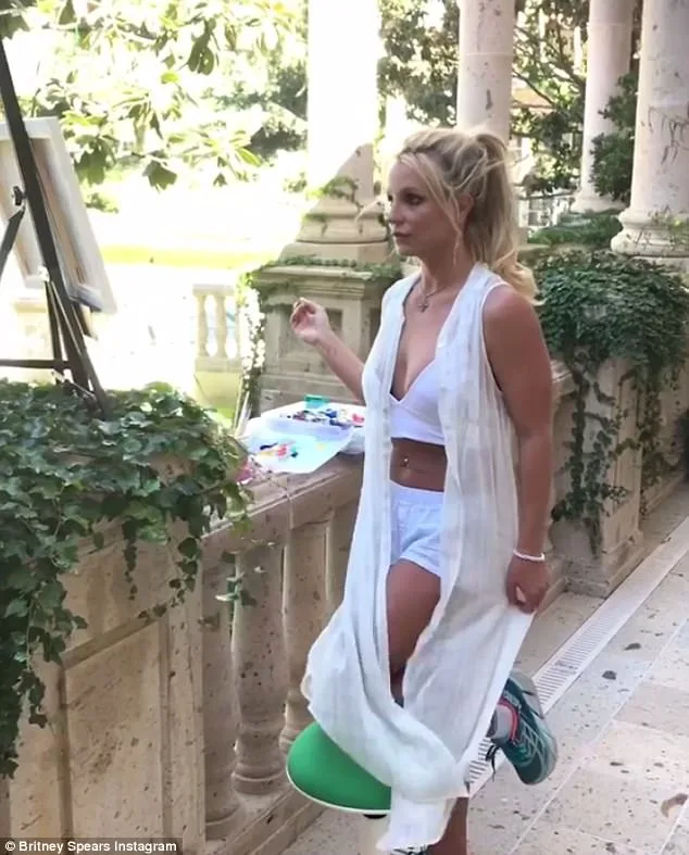 Η Britney Spears ζωγραφίζει σε εξωτερικό χώρο.