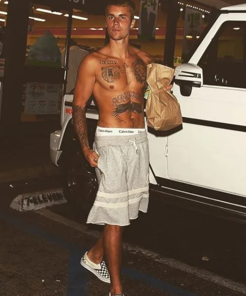 Ο Justin Bieber χωρίς μπλούζα έξω από ένα 7-Eleven.