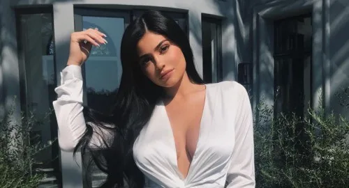Η Kylie Jenner με λευκό φόρεμα σε εξωτερικό χώρο
