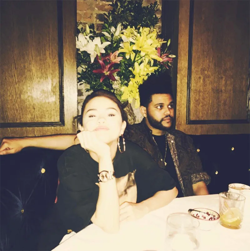 Η Selena Gomez και ο The Weeknd σε τραπέζι εστιατορίου.