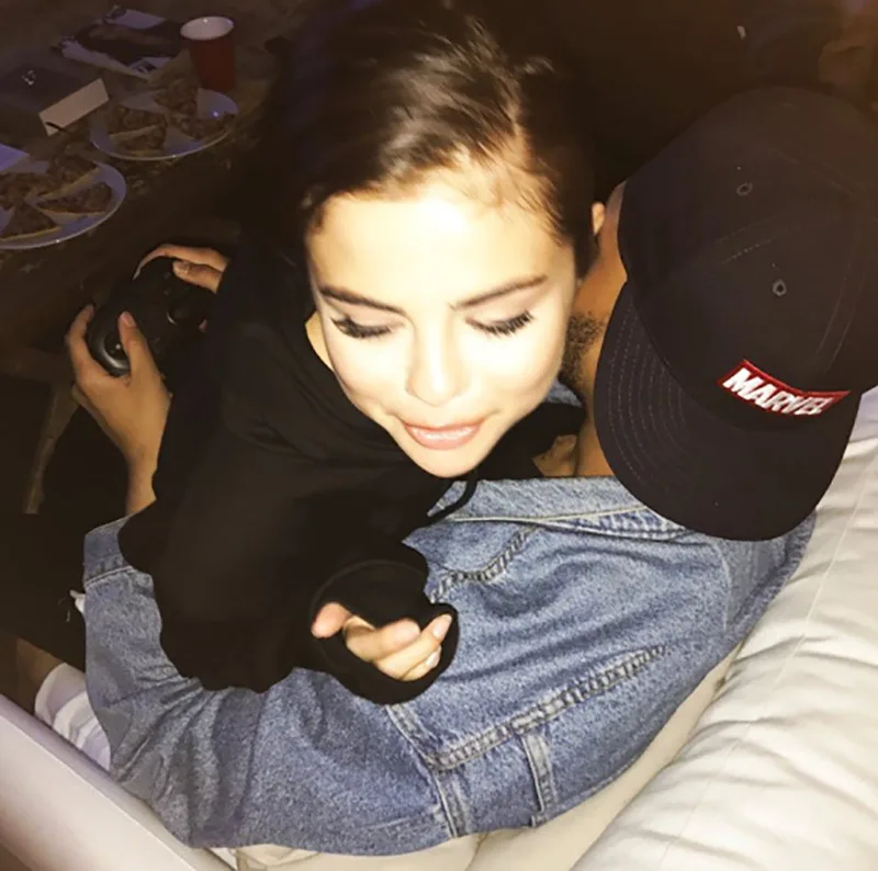 Η Selena Gomez αγκαλιά με τον The Weeknd σε προσωπική στιγμή.